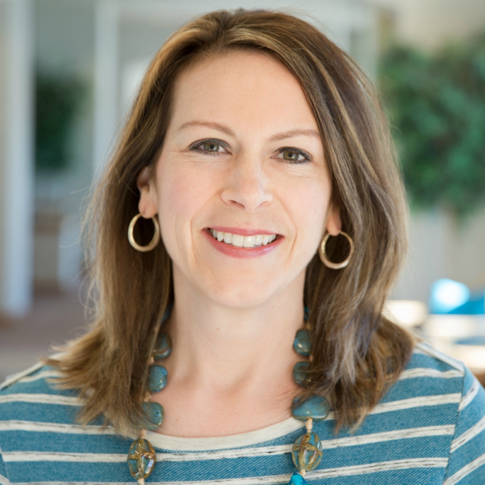 Lisa Anderson Headshot - The Dating Manifesto